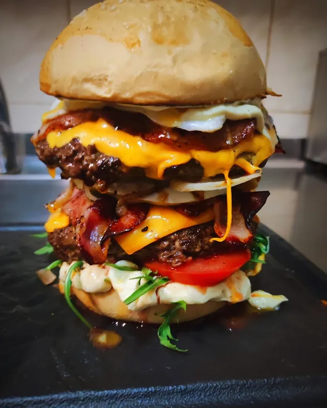 Double burger s chedarom, slaninou a volským okom