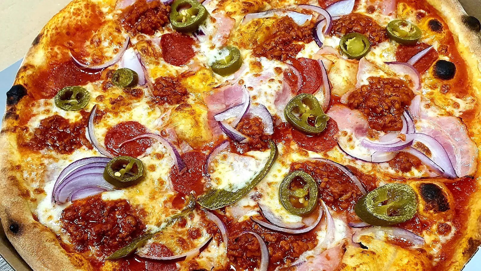 Pizza z Pepeka s pikantnou salámou, jalapeños a červenou cibuľou