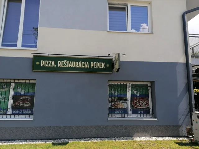 Budova prevádzky s tabuľou Pizza, reštaurácia Pepek