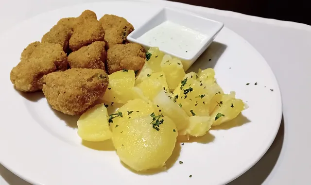 Kuracie stripsy s varenými zemiakmi a dresingom